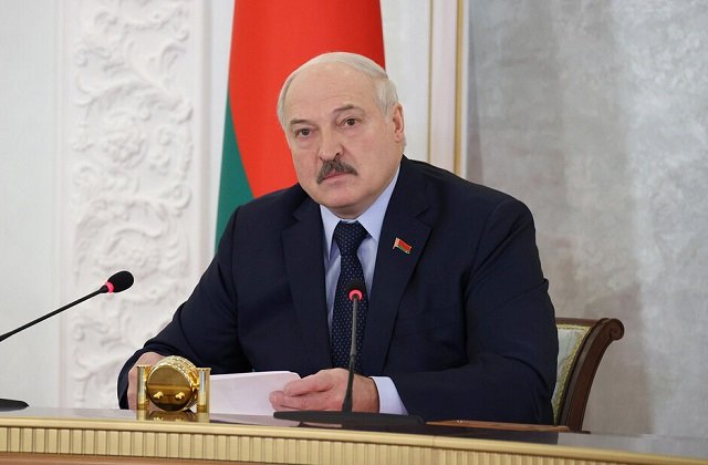 Лукашенко заявив, що не дозволить "розстрілювати росіян в спину через Білорусь". ВІДЕО