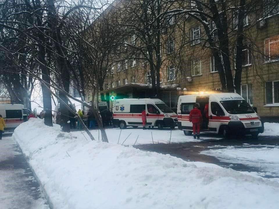 У Київ прибув борт із пораненими військовими, волонтери просять про допомогу