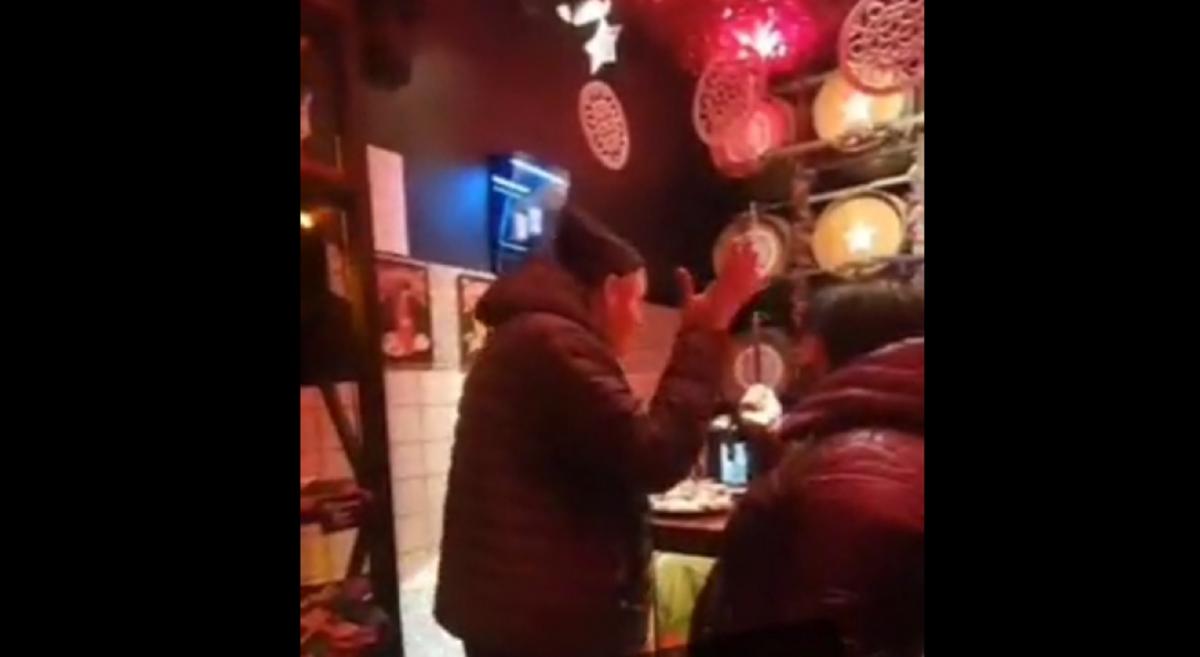 Показував нецензурні жести та лаявся: у Маріуполі чоловік погрожував україномовній барменці
