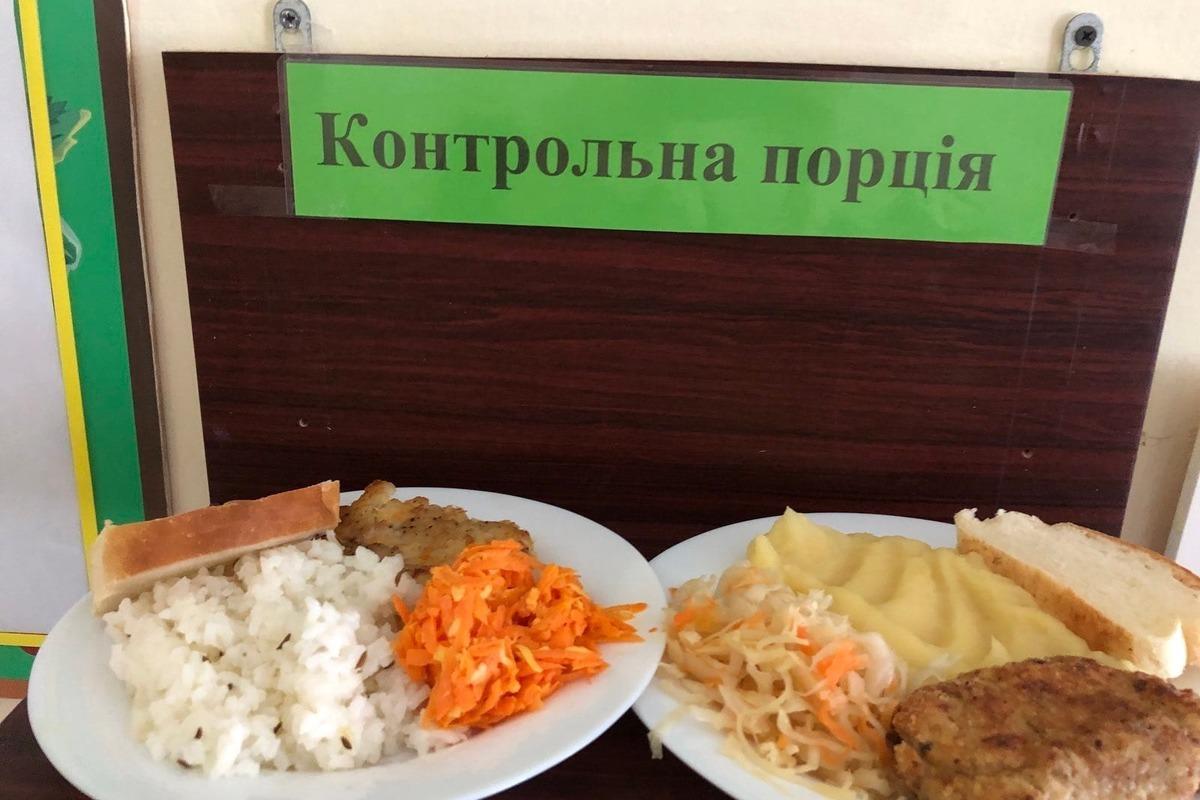 На Львівщині дітей-пільговиків відсаджують у їдальні від решти й дають інші страви. ФОТО