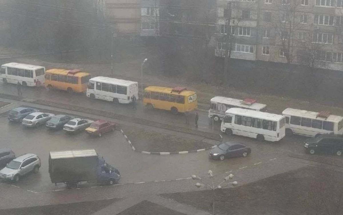 Евакуація в "ЛДНР": у мережі показали величезні черги у Донецьку і Луганську. ФОТО, ВІДЕО