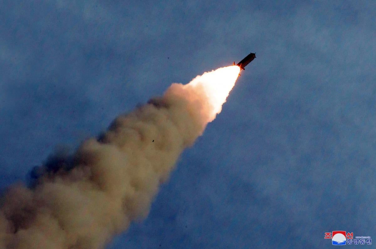 Северная Корея запустила две баллистические ракеты в сторону Японии  