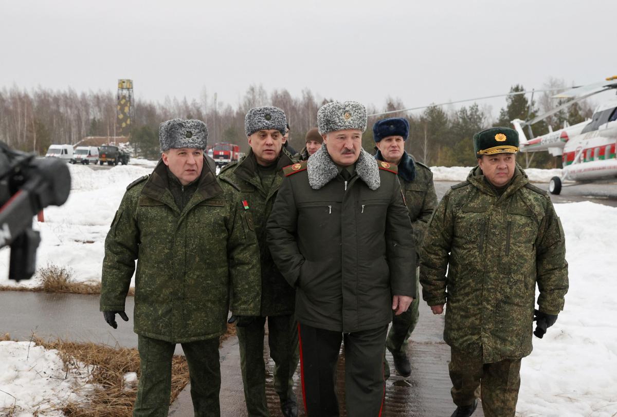 Влада Білорусі дозволила пересування російських ракет своєю залізницею