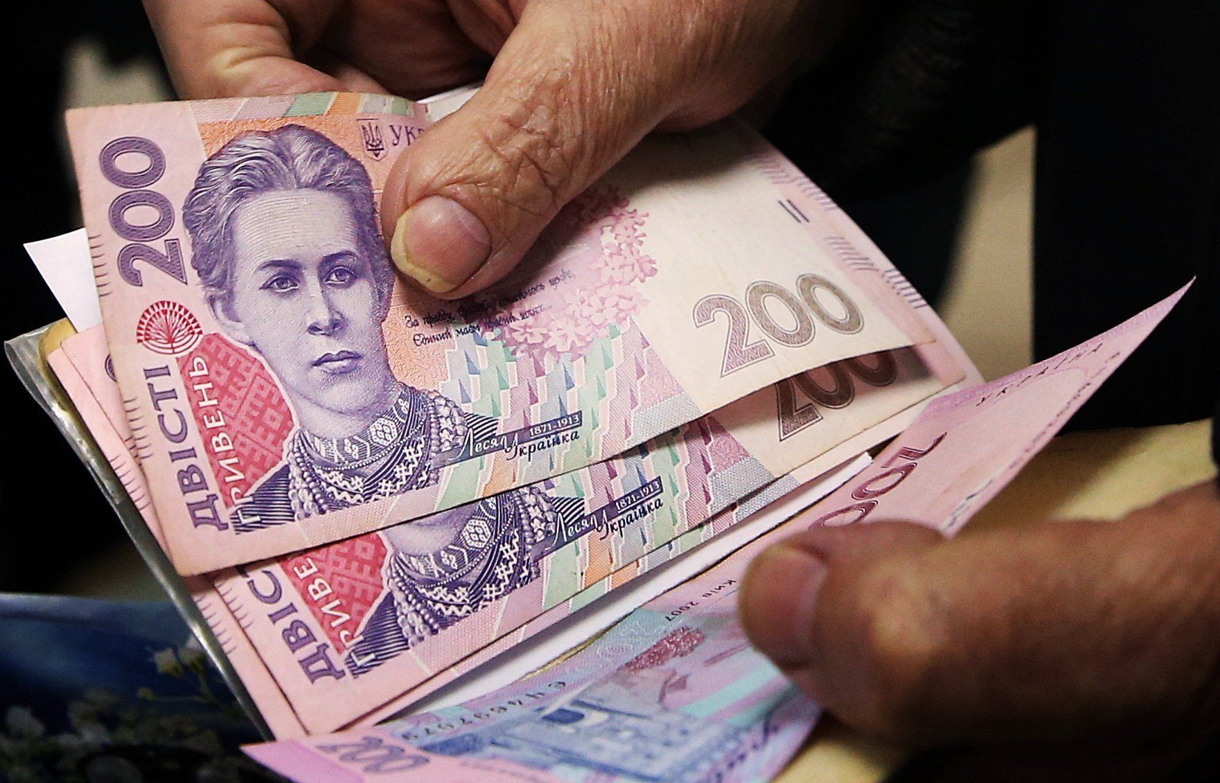 Пенсіонерам почали виплачувати по тисячі гривень: коли чекати листоношу з грошима