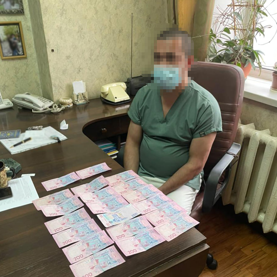 У Києві затримали двох лікарів, які вимагали кошти за видачу тіл померлих від COVID-19. ФОТО