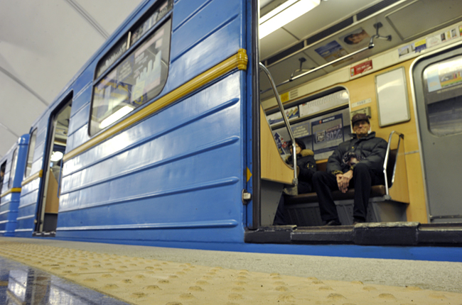 У метро Харкова через маски стався конфлікт зі стріляниною