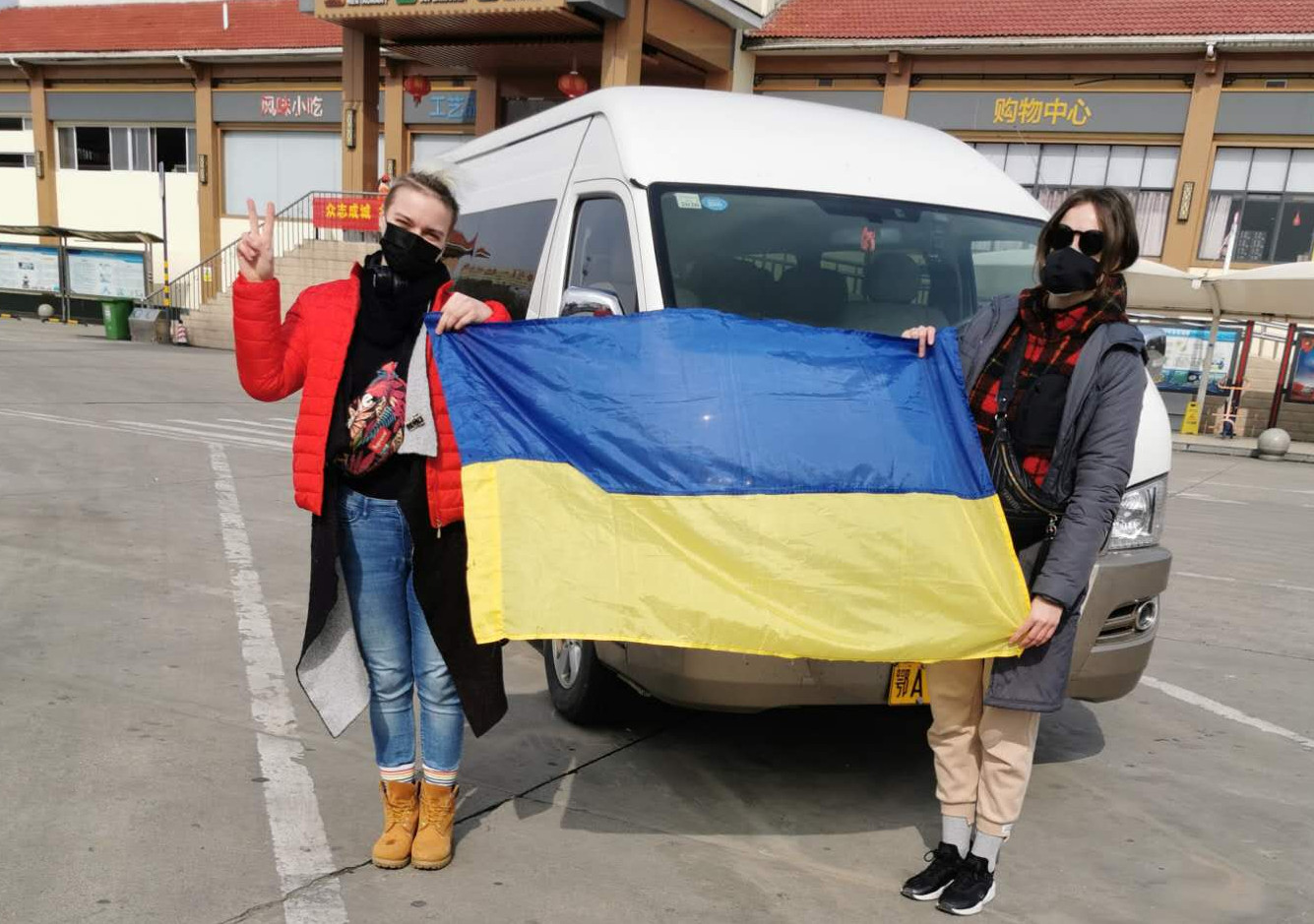 48 громадян України і 29 іноземців, яких мають евакуювати, прибули до аеропорту Уханя, – посольство. ФОТО