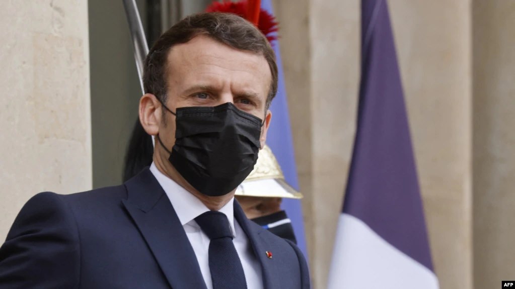 Президенту Франції дали ляпаса під час виходу до громадян
