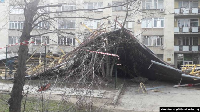 Ветер сорвал крышу пятиэтажки в Симферополе. Под завалами оказались больше десятка машин