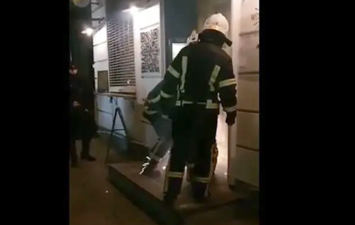 В Одессе шесть экипажей полиции вырезали болгаркой дверь в кафе, где проходила локдаун-вечеринка. ВИДЕО