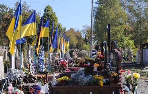 У Мукачевому подружжя крало квіти з могил на Алеї Слави Героїв та торгувало ними на ринку