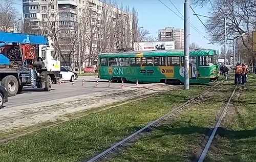 В Одессе трамвай превысил скорость, вылетел на дорогу и спровоцировал ДТП
