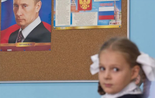 В окупованому Мелітополі школярів змушують фотографуватися із портретом Путіна