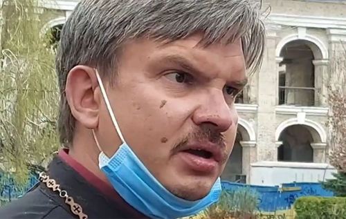 В центре Киева пьяный мужчина в рясе священника бросался на людей. ВИДЕО