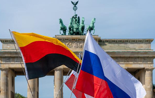 Німеччина тягне з допомогою Україні, оскільки сподівається на відновлення відносин із Росією, – глава МЗС Польщі