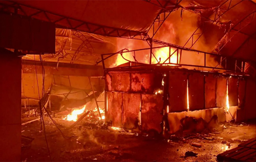 Окупанти вдарили по Нікополю: пошкоджено багатоповерхівки, спалахнула пожежа на ринку. Є поранені