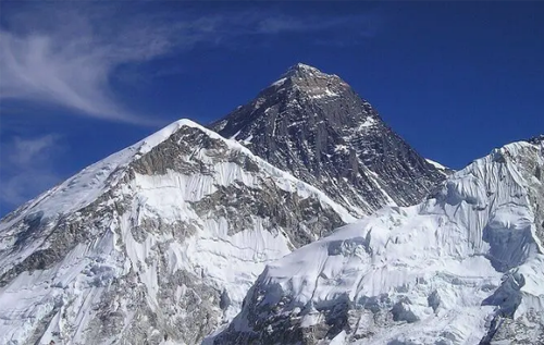 Китай прочертит линию на пике Эвереста, чтобы в страну не проникли альпинисты с ковидом
