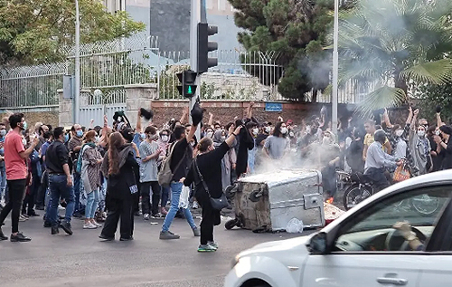 Зіткнення, десятки загиблих і захоплення міста: в Ірані тривають антиурядові протести