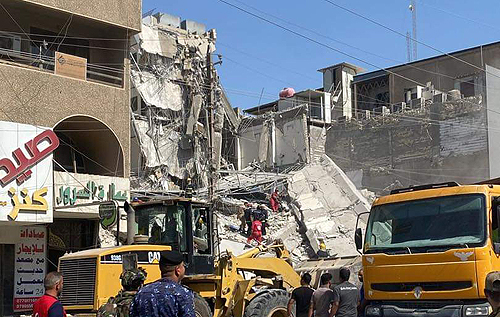 Житловий будинок обвалився в центрі Багдаду, люди застрягли серед уламків