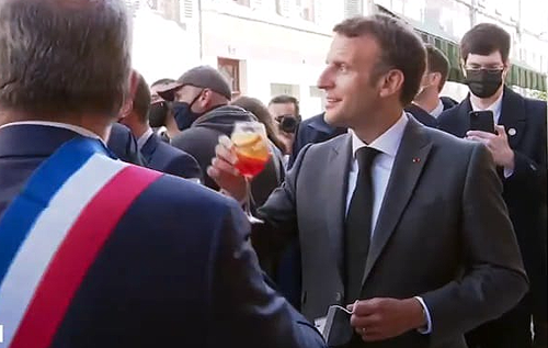 Президент Франції підняв тост за послаблення карантину під українське "Будьмо!" ВІДЕО