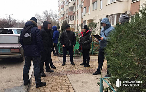 Под Одессой полицейский ограбил на улице женщину, забрав сумку с деньгами и драгоценностями