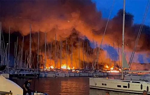 В Хорватии из-за пожара на камбузе сгорели пять роскошных яхт. ВИДЕО