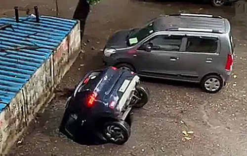В Индии автомобиль провалился под асфальт и утонул. ВИДЕО
