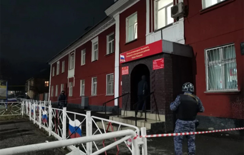 У Росії жінка кинула у військкомат "коктейль Молотова"