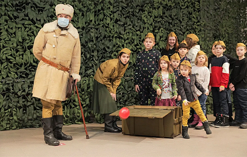 Замість цукерок – пілотка і камуфляжний мішок: у РФ дітям вирішили влаштувати "воєнне" святкування Нового року