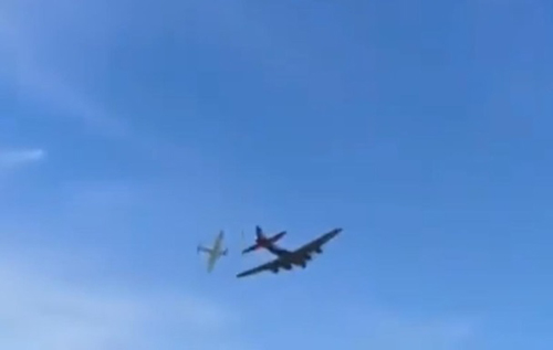 На авіашоу в США зіткнулися два літаки: момент потрапив на відео