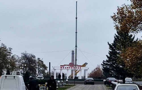 Так само починалося і в Херсоні: у Мелітополі на головній площі зняли прапор Росії