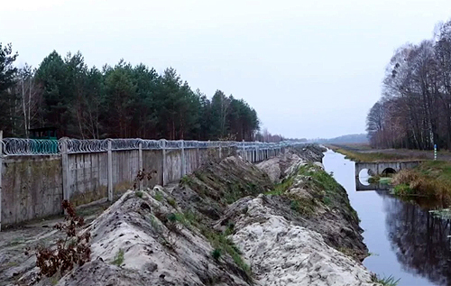 У Зеленського показали, як будується стіна на кордоні з Білоруссю