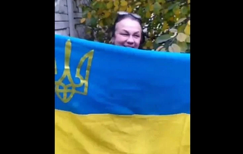 "Настав час діставати!": мешканка Херсона ховала прапор України під тротуарну плитку. ВІДЕО