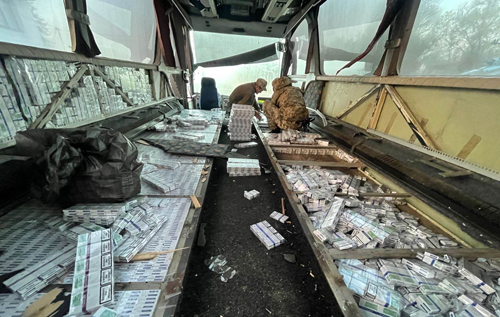 На українсько-угорському кордоні виявили пасажирський автобус, забитий контрабандними цигарками. ФОТО