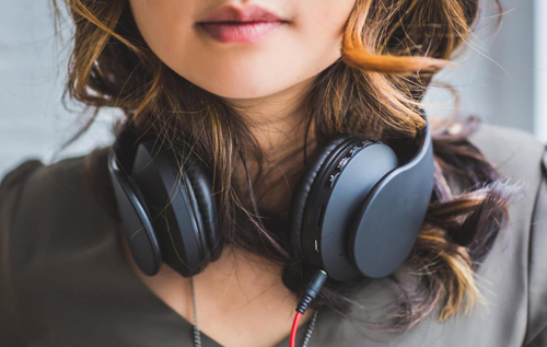 Більше мільярда молодих людей можуть втратити слух через навушники