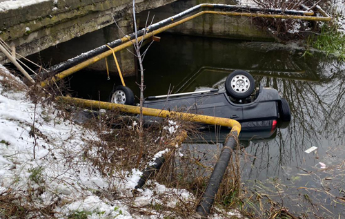 На Волині машина злетіла з моста у річку: дві людини загинули, постраждали діти