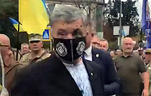 В центре Киева Порошенко облили зеленкой. ВИДЕО