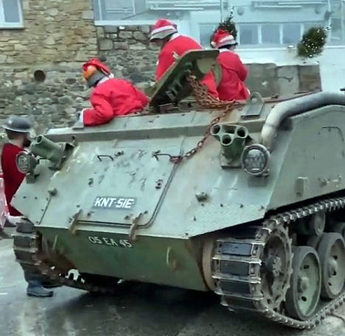 П'яні Санта-Клауси на БМП влаштували хаос у британському селі. ВІДЕО