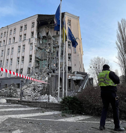 Удар по Києву: один загиблий, восьмеро постраждалих, ракета влучила в готель, пошкоджено Палац "Україна"