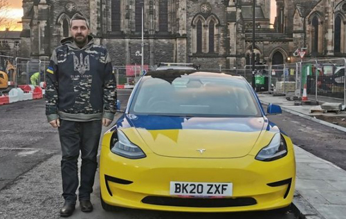 Шотландець оселився в електрокарі Tesla на знак солідарності з Україною