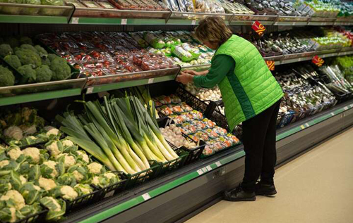 Українці із-за війни стали рідше ходити до магазинів, але купують в них більше