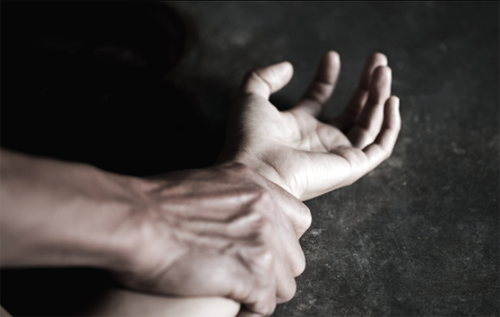 У Маріуполі чоловік зґвалтував 17-річну дівчину, накачавши її наркотиками