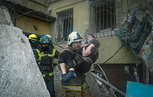 Її голос почули під завалами: у Дніпрі зі зруйнованого ракетою будинку вдалося врятувати жінку