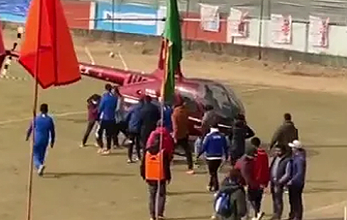 В Непалі п'яні пасажири змусили пілота посадити гелікоптер на футбольне поле: усіх побили невдоволені фани. ВІДЕО