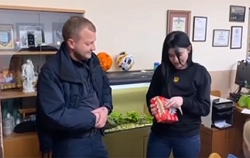 Керівника патрульної поліції Львівщини відсторонили через подарунок дівчині. ВІДЕО