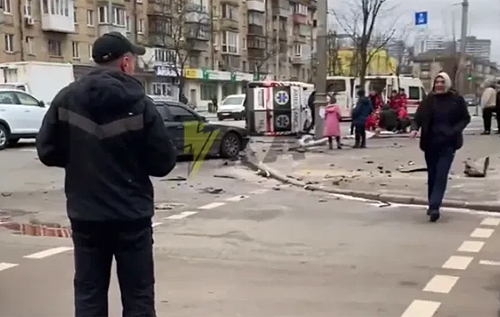 У Києві карета швидкої допомоги потрапила в ДТП: водій вилетів через лобове скло. ВІДЕО