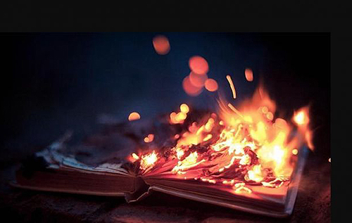 Росіяни на тимчасово окупованих територіях спалюють українські книги
