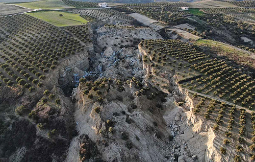 У Туреччині після землетрусу утворився розлом завглибшки 30 метрів. ВІДЕО