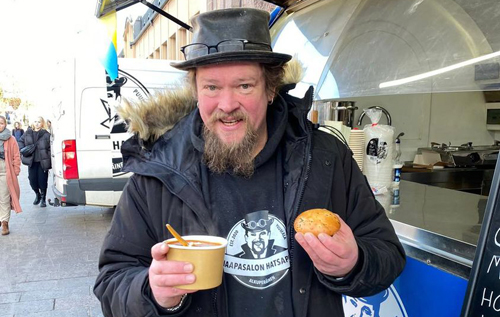Фінський актор, який прославився у РФ, продає борщ з пампушками, щоб допомогти українцям. ФОТО