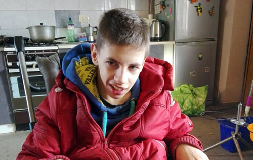 Мати хворого на церебральний паралич хлопця благає про допомогу: У нього попереду головне – у 19 років почати ходити та говорити, як  усі здорові дітки